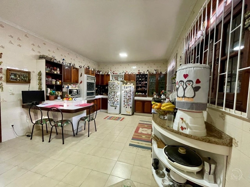 Casa em Coqueiros com 4 dormitórios, sendo 2 suítes e 4 vagas: 16ª foto da galeria de imagens do imóvel