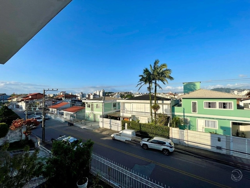 Casa em Coqueiros com 4 dormitórios, sendo 2 suítes e 4 vagas: 17ª foto da galeria de imagens do imóvel