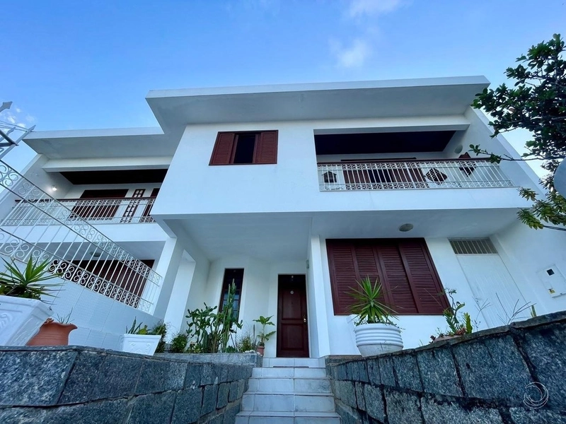 Casa em Coqueiros com 4 dormitórios, sendo 2 suítes e 4 vagas: 1ª foto da galeria de imagens do imóvel