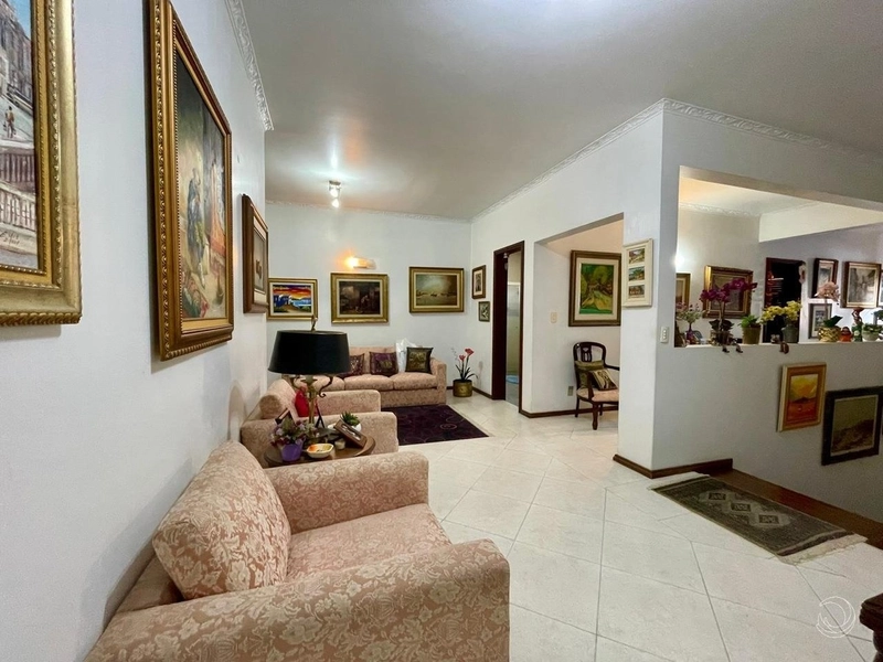 Casa em Coqueiros com 4 dormitórios, sendo 2 suítes e 4 vagas: 2ª foto da galeria de imagens do imóvel