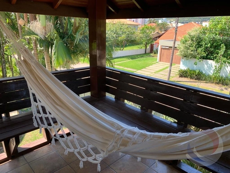 Casa no Córrego Grande com 4 dormitórios, sendo 4 suítes,: 2ª foto da galeria de imagens do imóvel