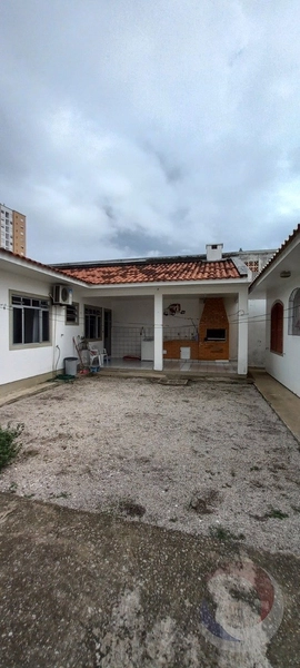 Casa em Barreiros com 4 dormitórios e 4 vagas: 2ª foto da galeria de imagens do imóvel