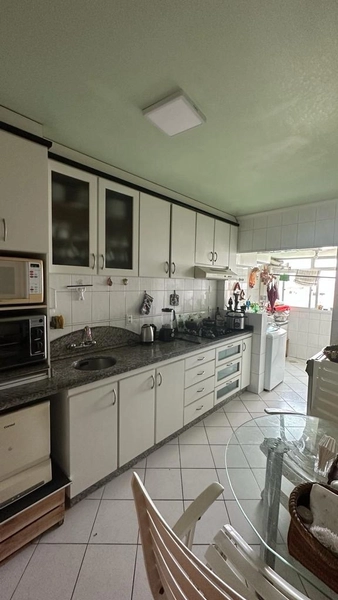 Apartamento em Coqueiros com 4 dormitórios, sendo 1 suíte e 2 vagas: 15ª foto da galeria de imagens do imóvel