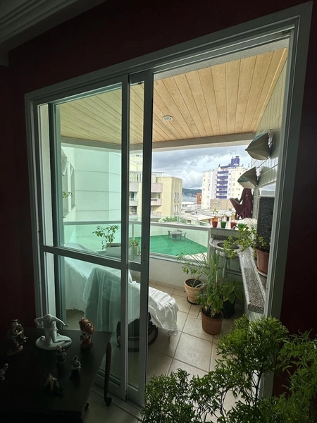Apartamento em Coqueiros com 4 dormitórios, sendo 1 suíte e 2 vagas: 14ª foto da galeria de imagens do imóvel