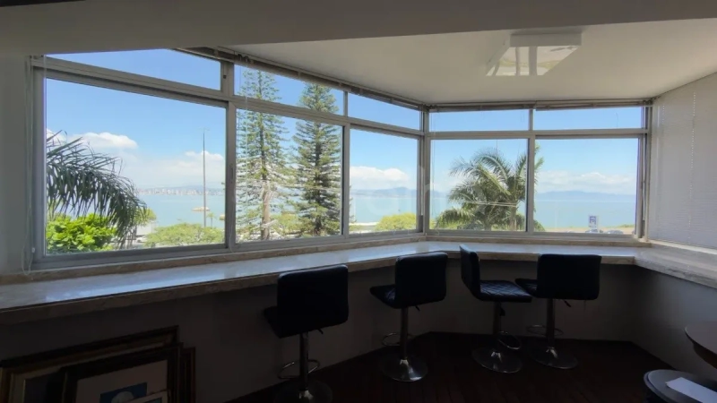 Apartamento na Beira Mar  com 4 dormitórios 2 suítes e 2 vagas: 1ª foto da galeria de imagens do imóvel