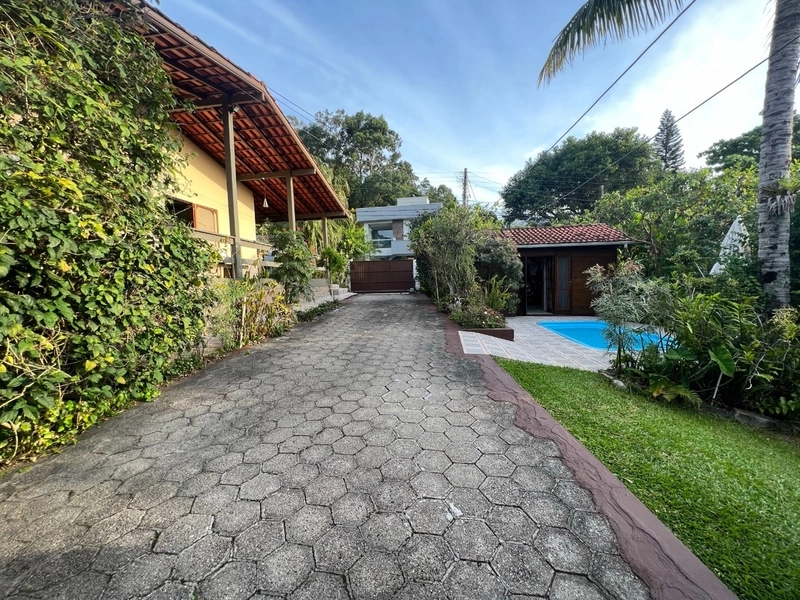 Casa em Sambaqui com 4 dormitórios 1 suíte - 160m²: 2ª foto da galeria de imagens do imóvel