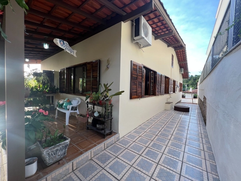 Casa em Sambaqui com 4 dormitórios 1 suíte - 160m²: 4ª foto da galeria de imagens do imóvel