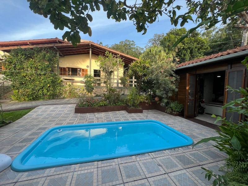 Casa em Sambaqui com 4 dormitórios 1 suíte - 160m²: 1ª foto da galeria de imagens do imóvel
