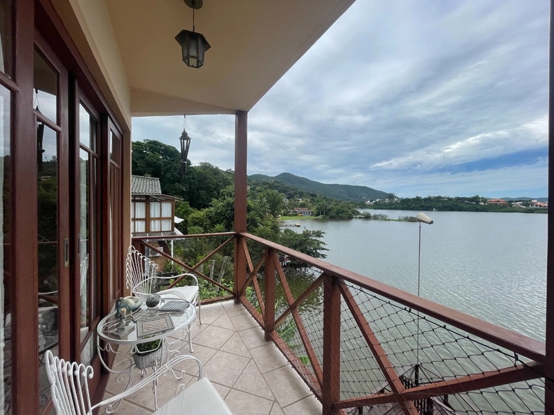 Casa na Lagoa da Conceição com 3 suítes e 1 vagas - 282m²: 1ª foto da galeria de imagens do imóvel