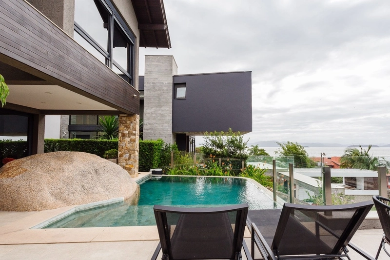 Linda Casa em Cacupé em Condomínio fechado com 4 suítes - 435m²: 1ª foto da galeria de imagens do imóvel