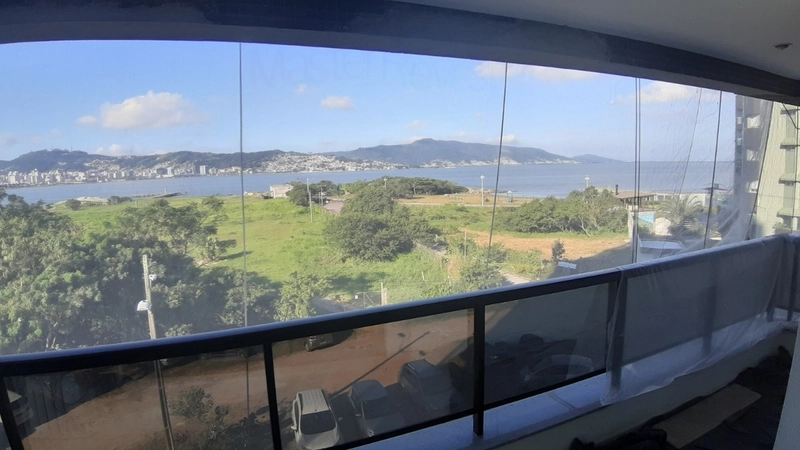 Apartamento Em Coqueiros com 3 dormitórios, sendo 1 suíte: 1ª foto da galeria de imagens do imóvel