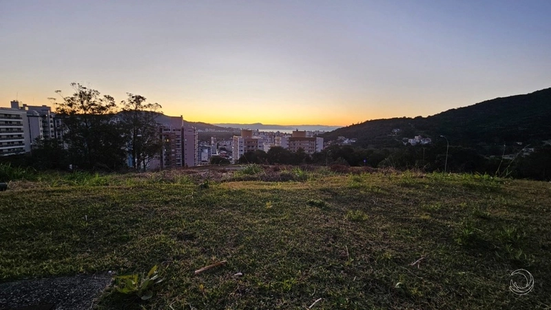 Terreno no Itacurubi com 450 m² de área: 2ª foto da galeria de imagens do imóvel