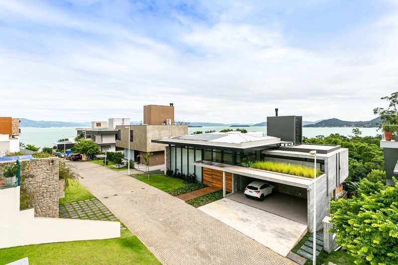 Casa em Cacupé com 4 dormitórios sendo 4 suítes e 3 vagas 319m²: 1ª foto da galeria de imagens do imóvel
