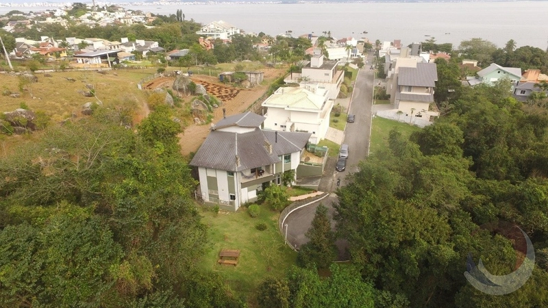 Casa residencial em Cacupé com 3 dormitórios, sendo 3 suítes e 4 vagas: 1ª foto da galeria de imagens do imóvel