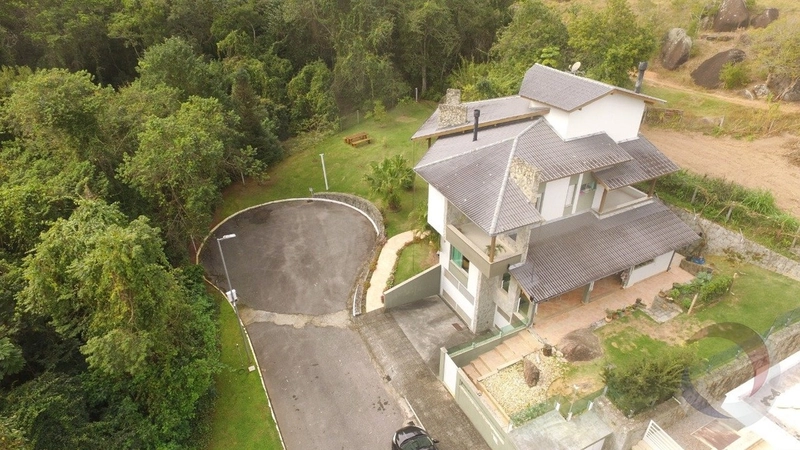Casa residencial em Cacupé com 3 dormitórios, sendo 3 suítes e 4 vagas: 2ª foto da galeria de imagens do imóvel