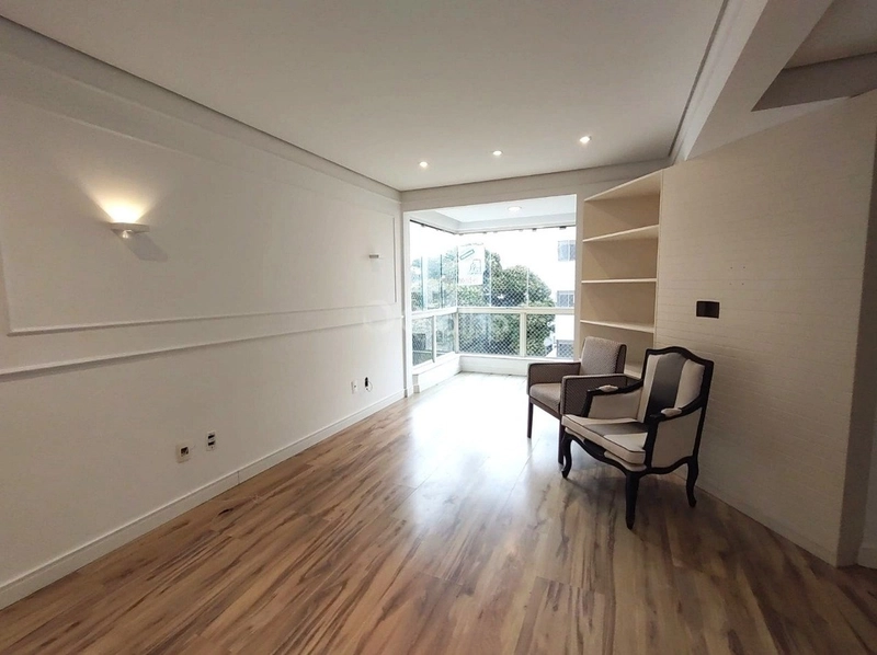 Apartamento em Coqueiros com 3 dormitórios, sendo 1 suíte e 2 vagas: 1ª foto da galeria de imagens do imóvel