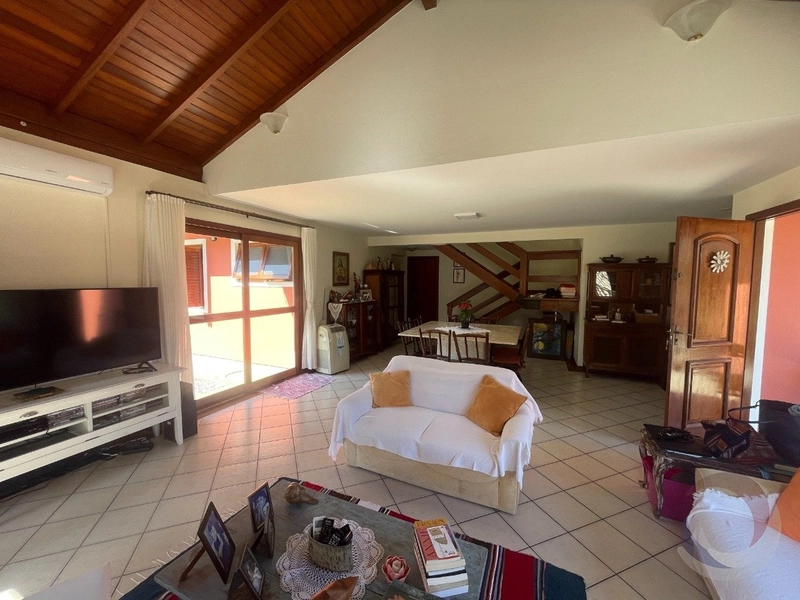Casa no Rio Tavares com 4 dormitórios sendo 1 suítes e 2 vagas -200m²: 3ª foto da galeria de imagens do imóvel