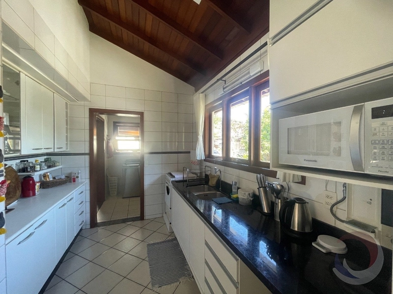 Casa no Rio Tavares com 4 dormitórios sendo 1 suítes e 2 vagas -200m²: 5ª foto da galeria de imagens do imóvel