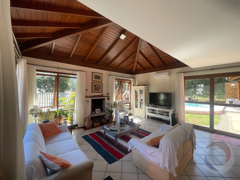Casa no Rio Tavares com 4 dormitórios sendo 1 suítes e 2 vagas -200m²: 2ª foto da galeria de imagens do imóvel
