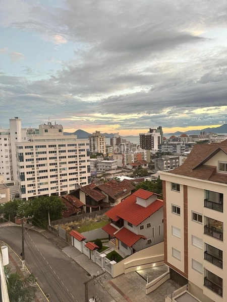 Apartamento Duplex em Coqueiros com 3 dormitórios 3 suítes e 2 vagas: 4ª foto da galeria de imagens do imóvel
