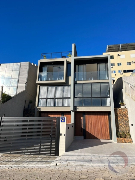 Casa residencial na Agronômica com 3dormitórios sendo 3 suítes 5 vagas: 2ª foto da galeria de imagens do imóvel