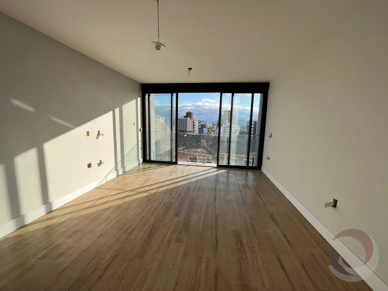 Casa residencial na Agronômica com 3dormitórios sendo 3 suítes 5 vagas: 1ª foto da galeria de imagens do imóvel