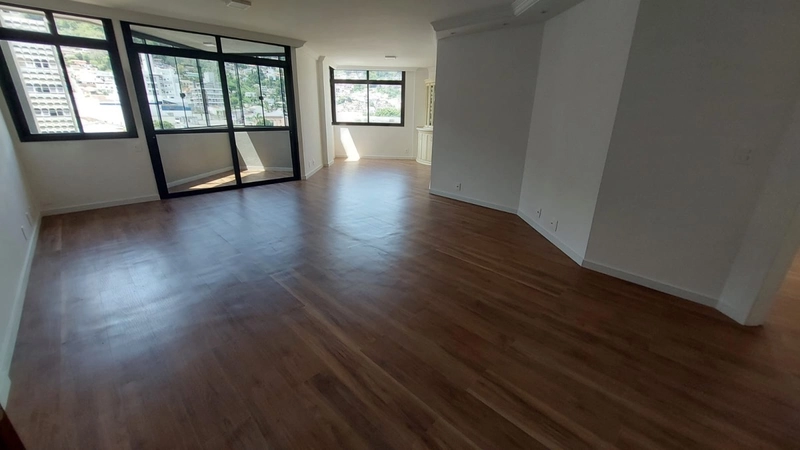 Apartamento no Centro com 3 dormitórios, sendo 1 suíte e 2 vagas: 1ª foto da galeria de imagens do imóvel