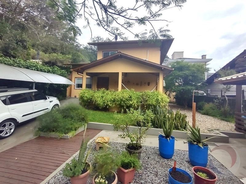 Casa em Sambaqui a venda com 2 dormitórios 1 suíte e 3 vagas: 2ª foto da galeria de imagens do imóvel
