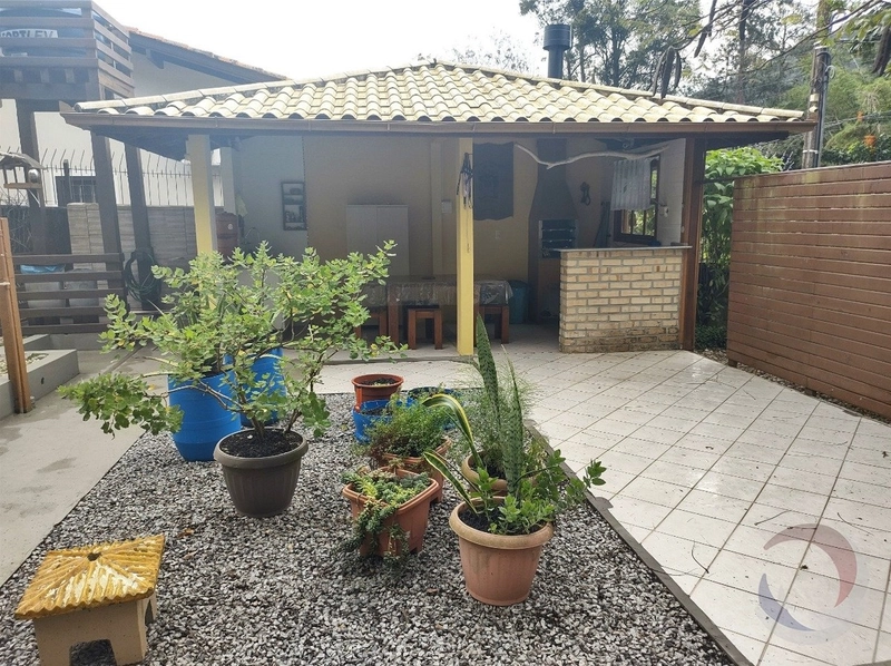 Casa em Sambaqui a venda com 2 dormitórios 1 suíte e 3 vagas: 3ª foto da galeria de imagens do imóvel