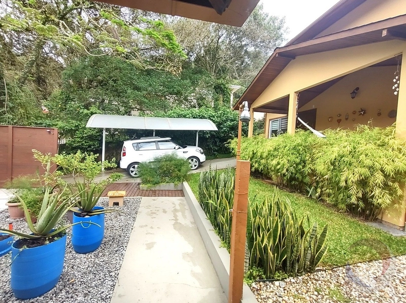 Casa em Sambaqui a venda com 2 dormitórios 1 suíte e 3 vagas: 4ª foto da galeria de imagens do imóvel