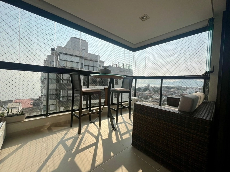 Apartamento no Balneário com 2 dormitórios, sendo 1 suíte e 2 vagas: 1ª foto da galeria de imagens do imóvel