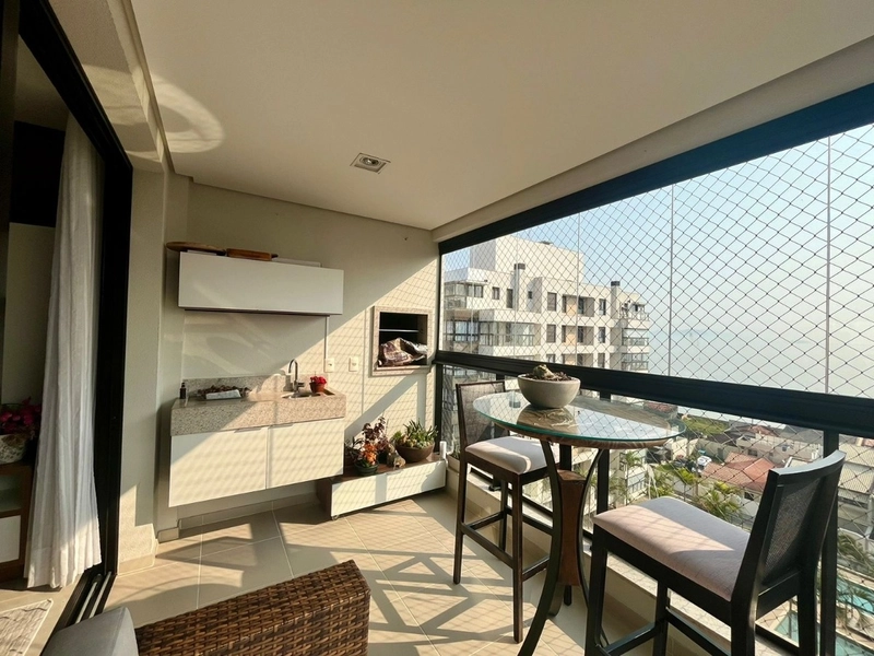 Apartamento no Balneário com 2 dormitórios, sendo 1 suíte e 2 vagas: 3ª foto da galeria de imagens do imóvel