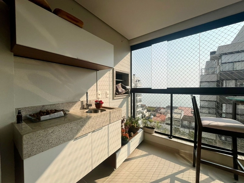 Apartamento no Balneário com 2 dormitórios, sendo 1 suíte e 2 vagas: 2ª foto da galeria de imagens do imóvel