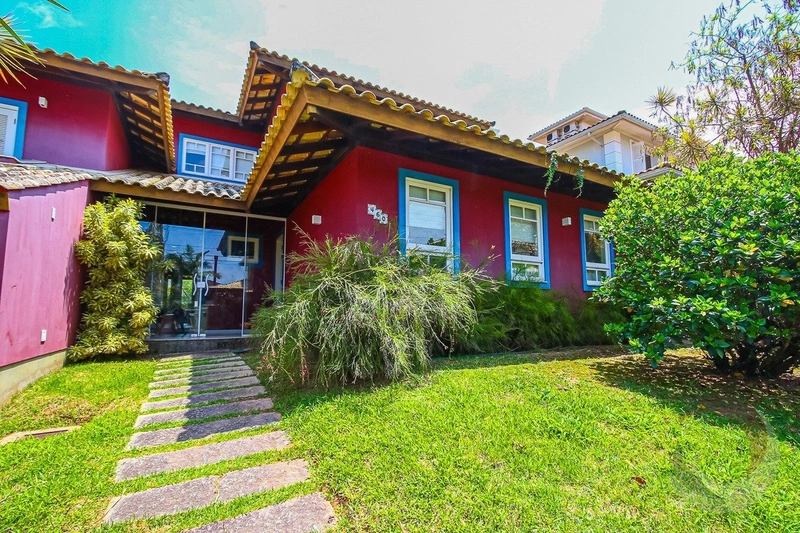 Casa na Lagoa da Conceição a venda com 5 dormitórios 3 suítes: 1ª foto da galeria de imagens do imóvel