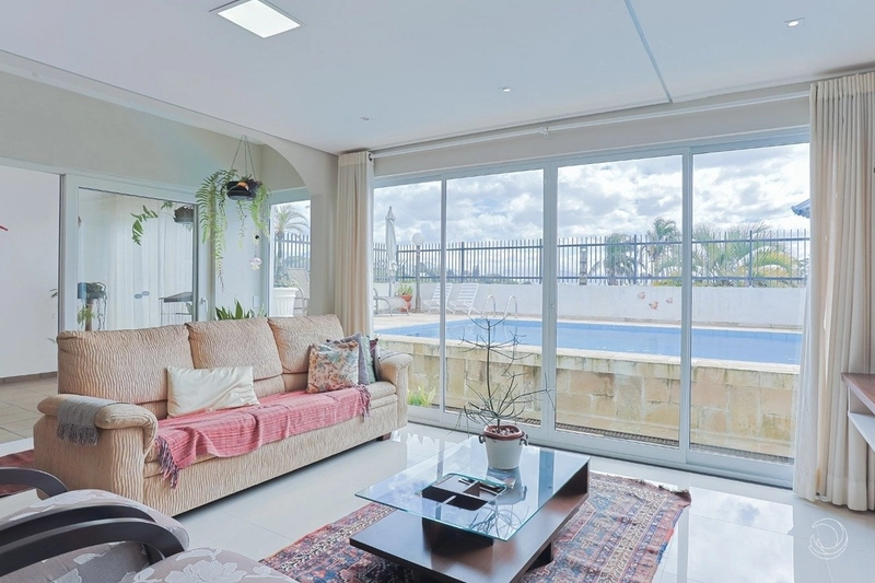 Casa à venda no Bom Abrigo  com 5 quartos sendo 2 suítes e 4 vagas: 2ª foto da galeria de imagens do imóvel