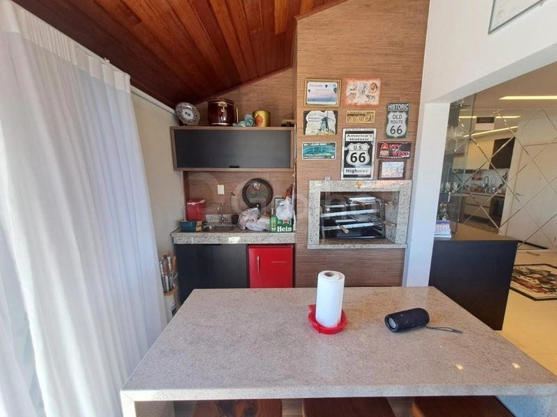 Cobertura no Campeche com 3 dormitórios sendo 1 suíte e 2 vagas: 3ª foto da galeria de imagens do imóvel