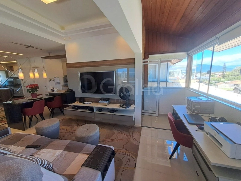 Cobertura no Campeche com 3 dormitórios sendo 1 suíte e 2 vagas: 1ª foto da galeria de imagens do imóvel