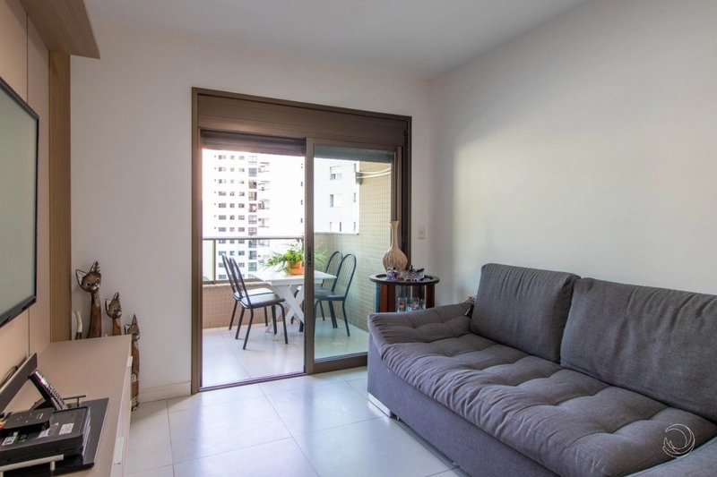 Apartamento na Agronômica com 2 dormitórios, sendo 1 suíte e 2 vagas: 1ª foto da galeria de imagens do imóvel