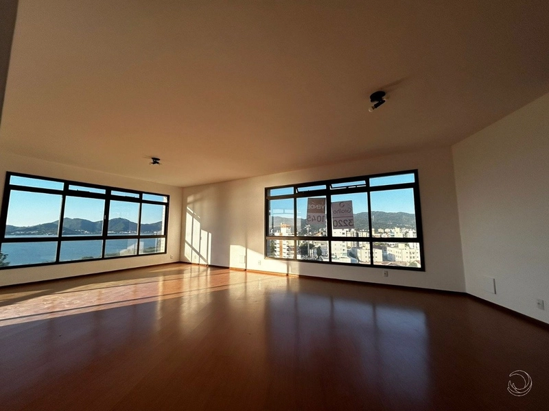 Apartamento na Agronômica Com 4 dormitórios, sendo 03 suíte e 3 vagas: 1ª foto da galeria de imagens do imóvel