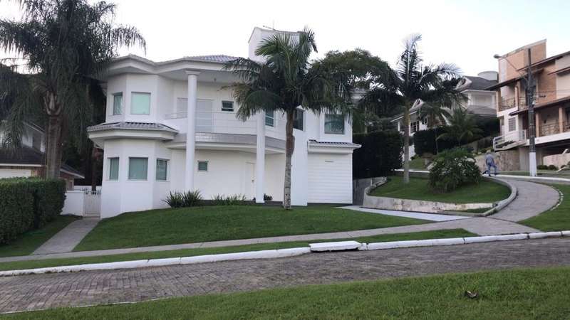 Linda Casa em Cacupé em Condomínio fechado com 4 suítes: 2ª foto da galeria de imagens do imóvel