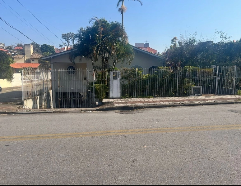 Casa no Bom Abrigo a venda com 3 dormitórios 1 suítes e 2 vagas 300m²: 3ª foto da galeria de imagens do imóvel