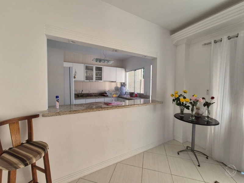 Casa em Coqueiros com 3 dormitórios, sendo 1 suíte - 195m²: 6ª foto da galeria de imagens do imóvel