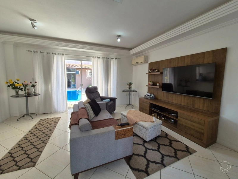 Casa em Coqueiros com 3 dormitórios, sendo 1 suíte - 195m²: 1ª foto da galeria de imagens do imóvel