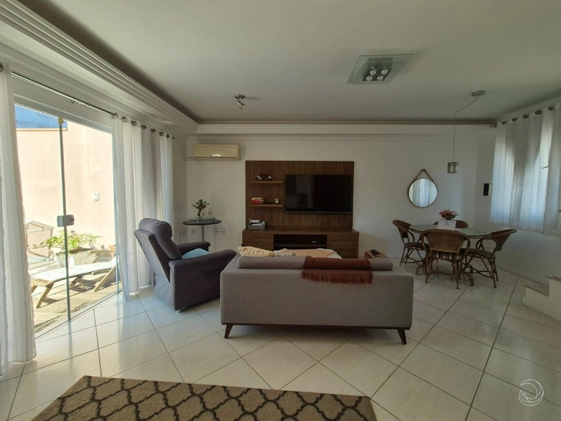 Casa em Coqueiros com 3 dormitórios, sendo 1 suíte - 195m²: 3ª foto da galeria de imagens do imóvel