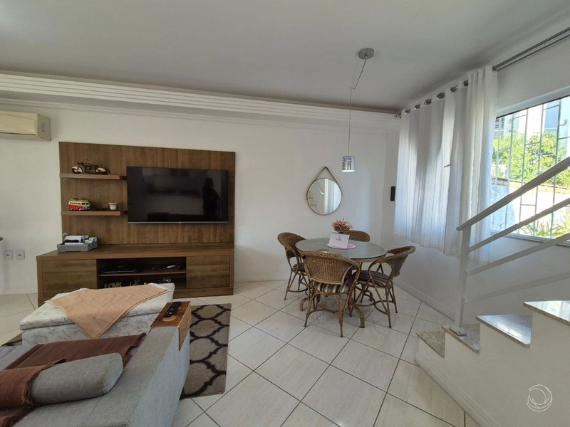 Casa em Coqueiros com 3 dormitórios, sendo 1 suíte - 195m²: 2ª foto da galeria de imagens do imóvel