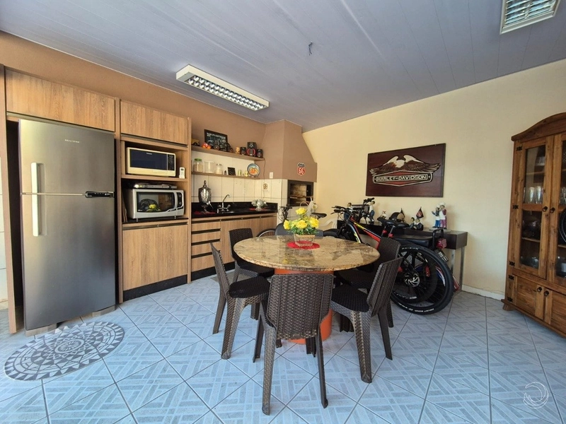 Casa em Coqueiros com 3 dormitórios, sendo 1 suíte - 195m²: 7ª foto da galeria de imagens do imóvel