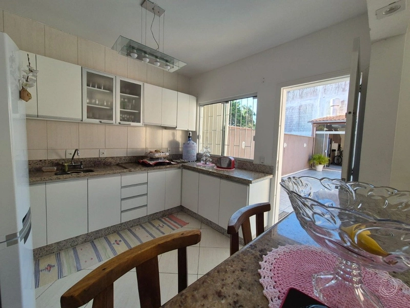 Casa em Coqueiros com 3 dormitórios, sendo 1 suíte - 195m²: 4ª foto da galeria de imagens do imóvel