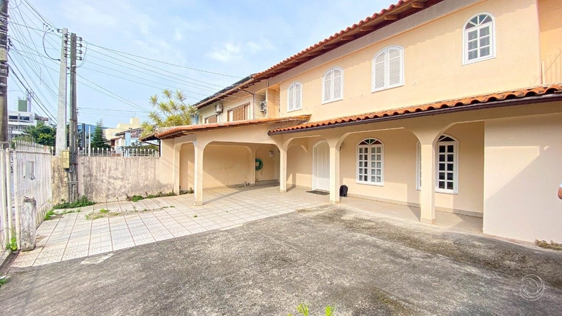 Casa na Trindade com 10 dormitórios 1 suíte e 4 vagas: 2ª foto da galeria de imagens do imóvel