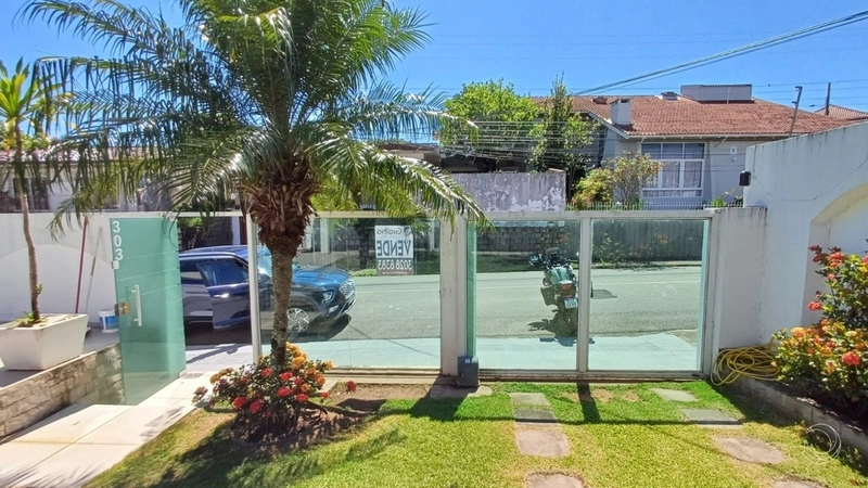 Casa em Coqueiros com 6 dormitórios sendo 1 suíte e 4 vagas: 27ª foto da galeria de imagens do imóvel