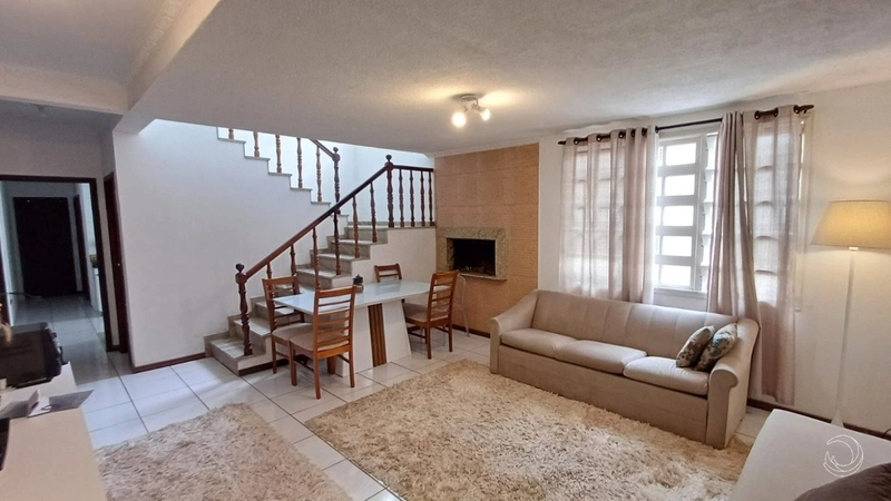 Casa em Coqueiros com 6 dormitórios sendo 1 suíte e 4 vagas: 2ª foto da galeria de imagens do imóvel